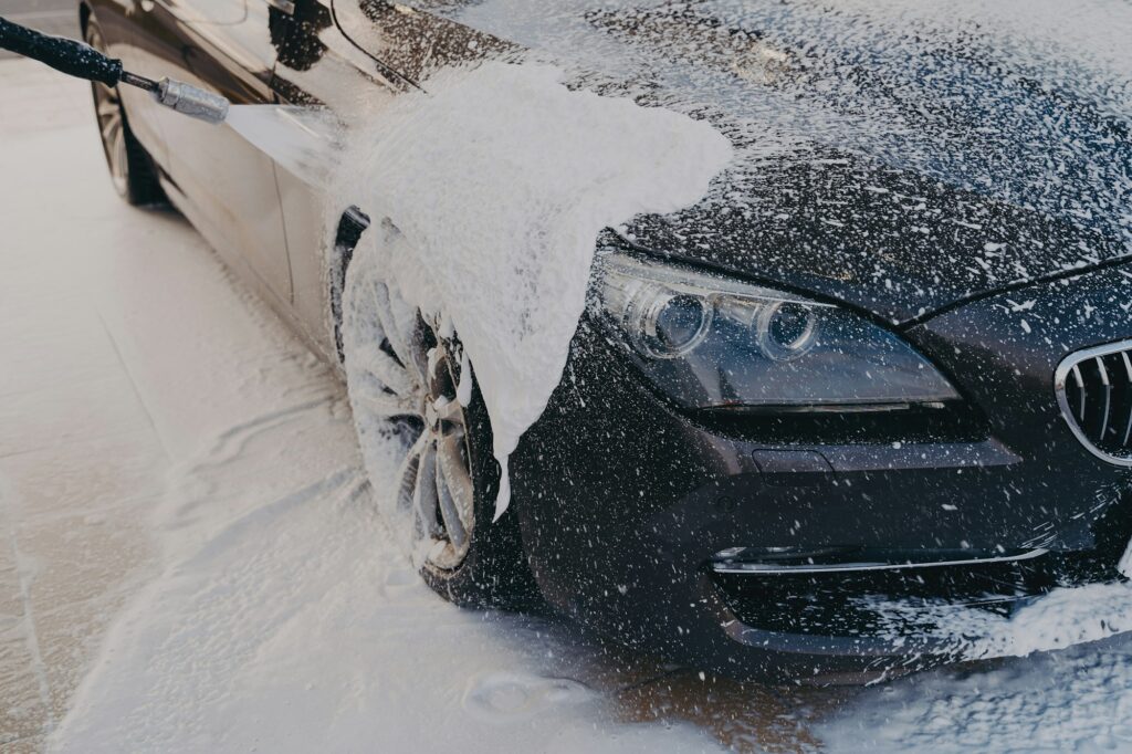Vehicle cleaning with high pressure foam gun